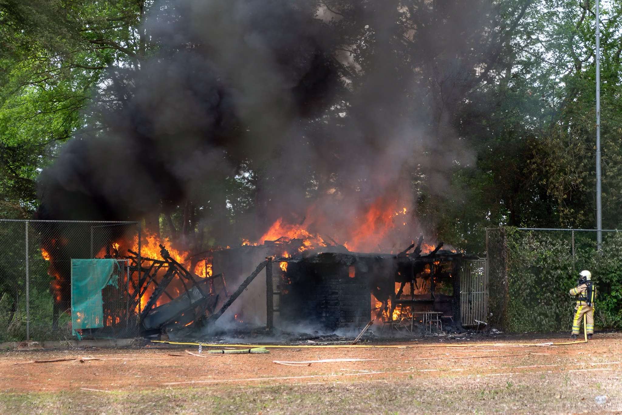 Clubgebouw tennisvereniging Essent door brand verwoest