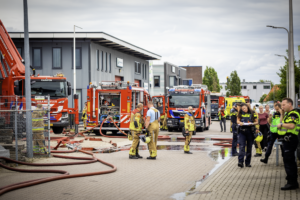 Politie zoekt twee mannen met brandwonden na explosie in IJsselmuiden