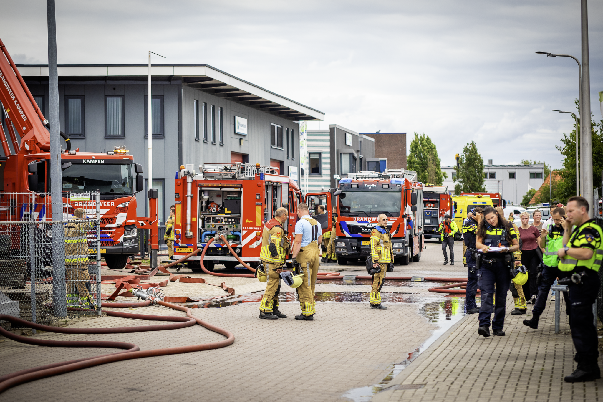 Politie zoekt twee mannen met brandwonden na explosie in IJsselmuiden