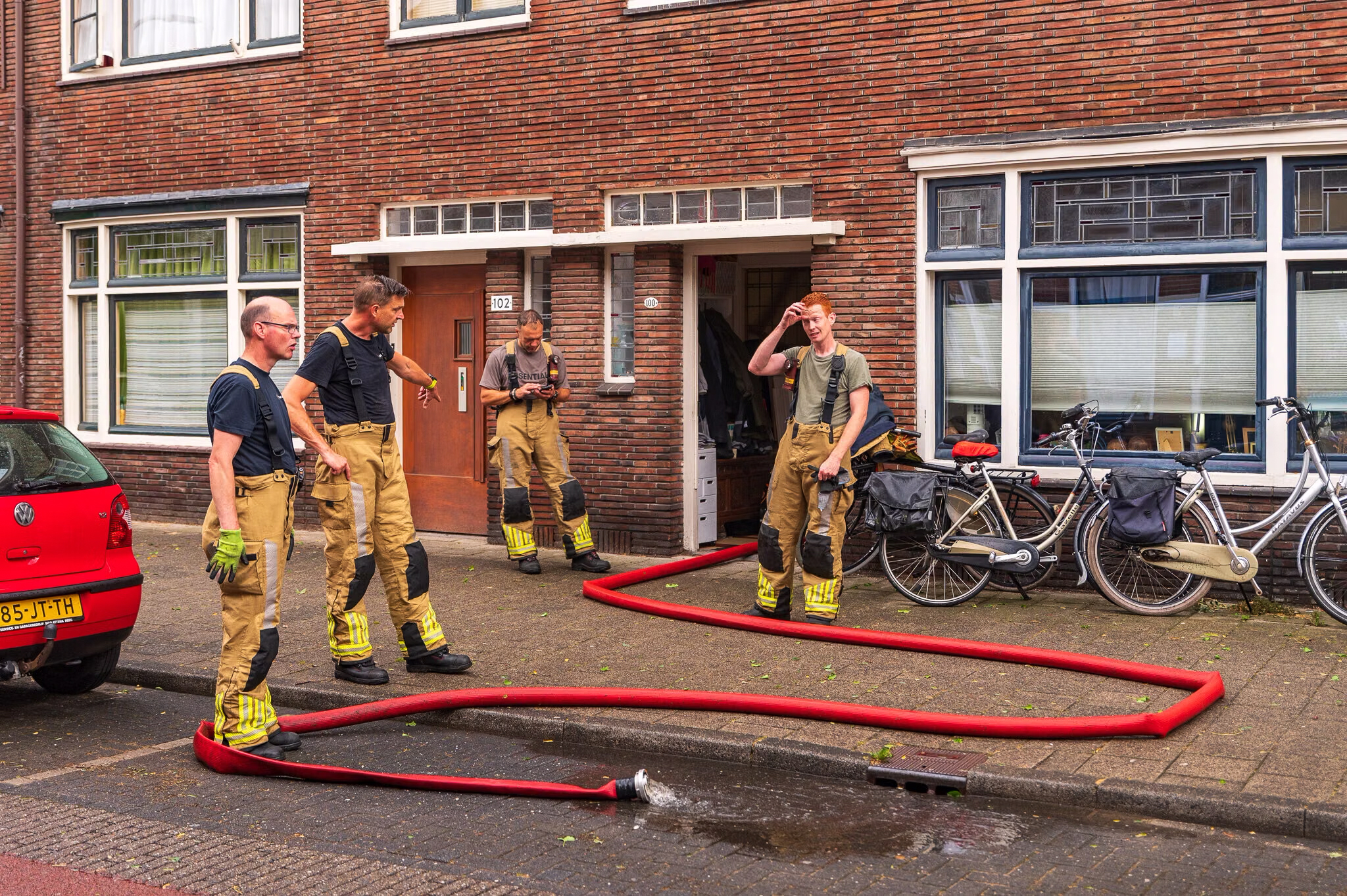 Brandweer urenlang in touw om wateroverlast te bestrijden; vrees dat Assendorp verzuipt komt uit