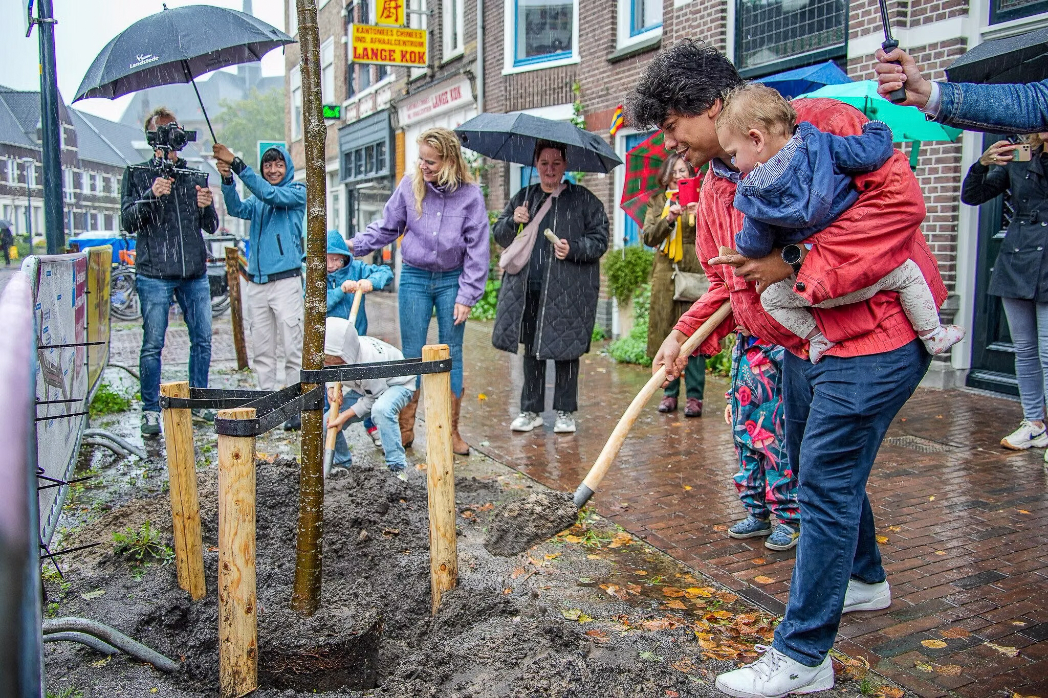 Herinrichting Kop van Assendorp gevierd in stromende regen