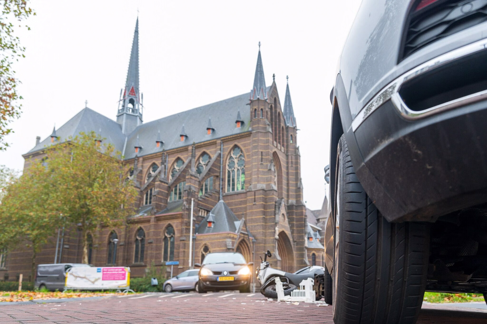 Auto, fiets en scooter botsen tegen elkaar op heringerichte kruising: ‘De flop van Assendorp’