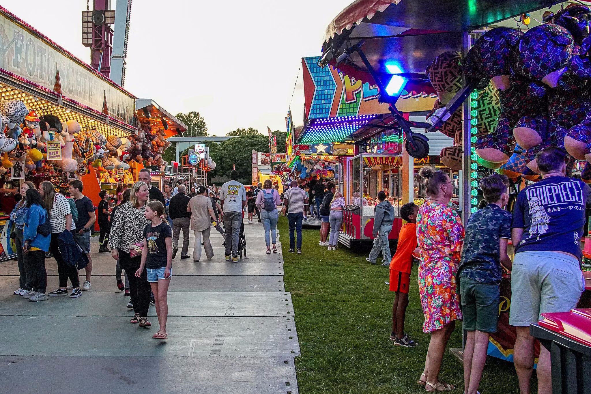 Wethouder en kermisbonden openen Zwolse Zomerkermis met ABBA Tribute Band