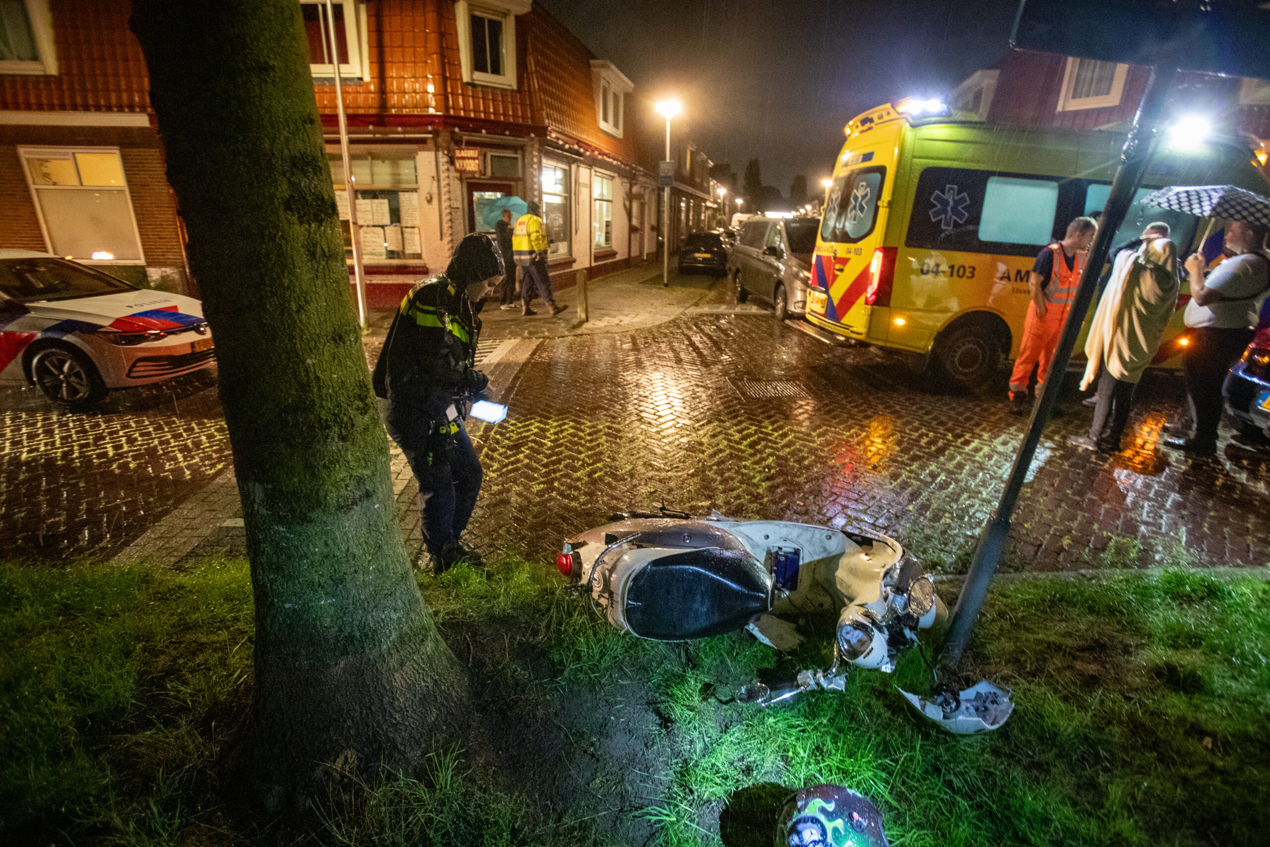 Scooterrijder gewond bij botsing met taxibusje in Zwolle
