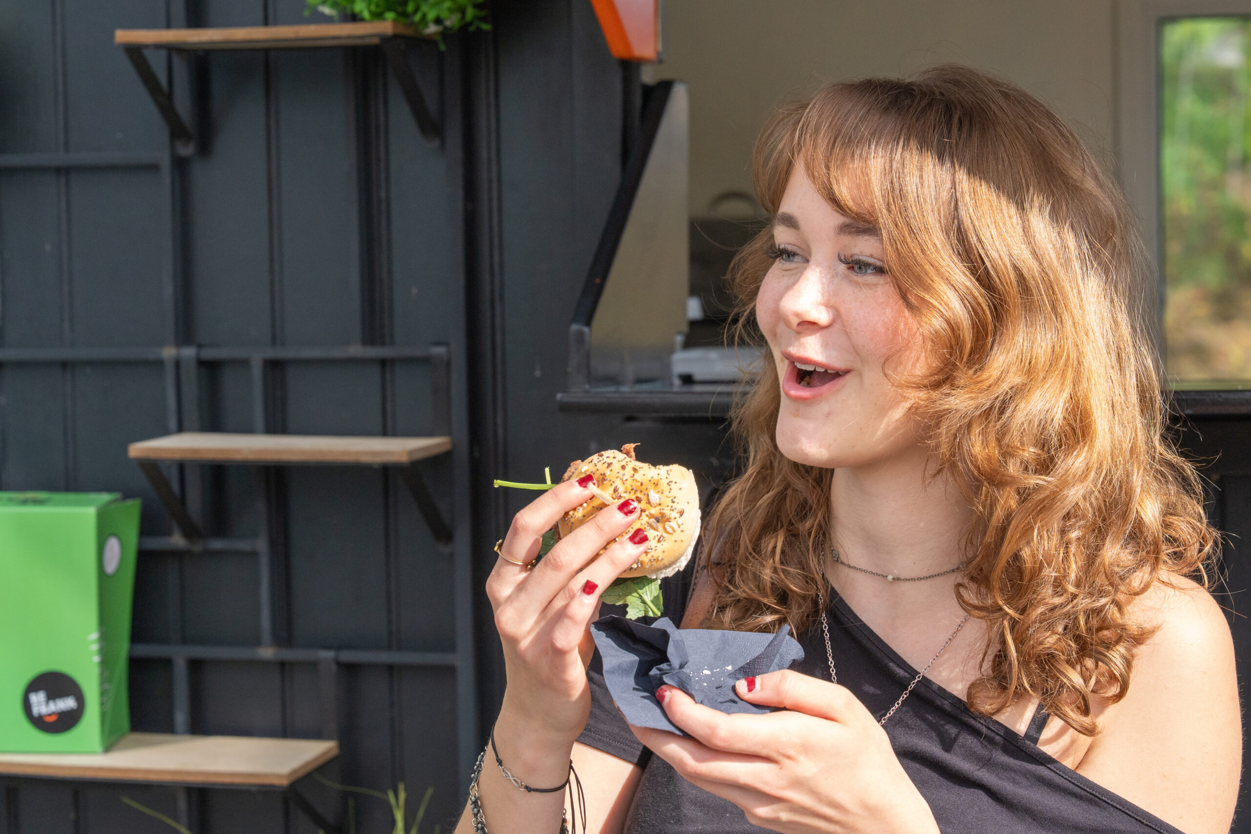 Windesheim-studenten happen in insectenburger: “Surprisingly good!”
