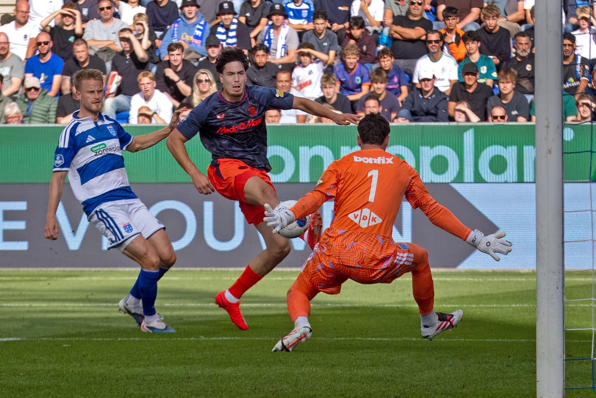 PEC Zwolle voor eigen publiek vernederd door Feyenoord