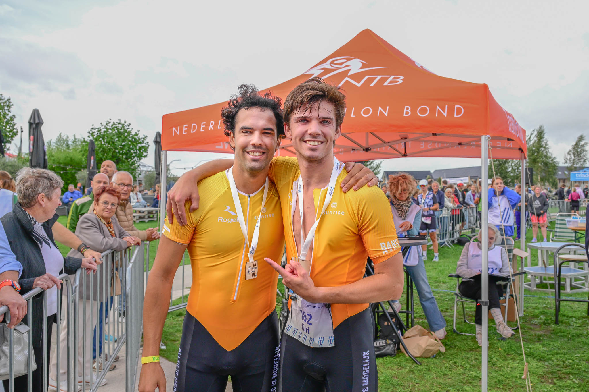 Yuri staat met twaalf andere sporters met hersenletsel aan de start bij Triathlon Zwolle