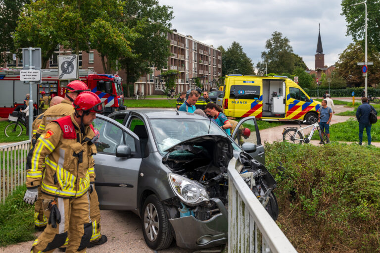 Vrouw heeft engeltjes op haar schouders: brugreling doorboort auto in Zwolle