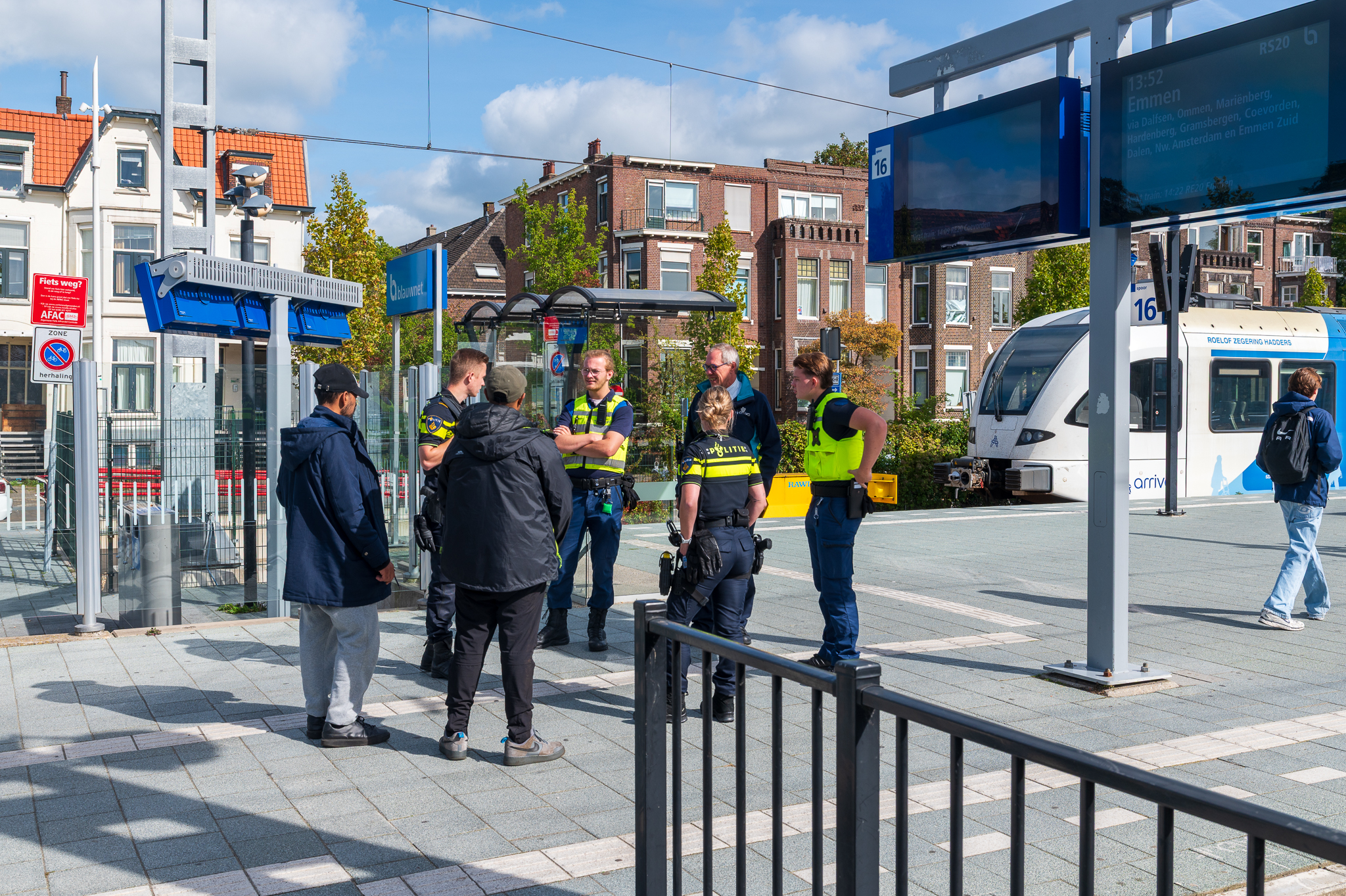Arriva wil perroncontroles in Zwolle en Emmen tot eind dit jaar voortzetten: Emmen merkt gevolgen op straat