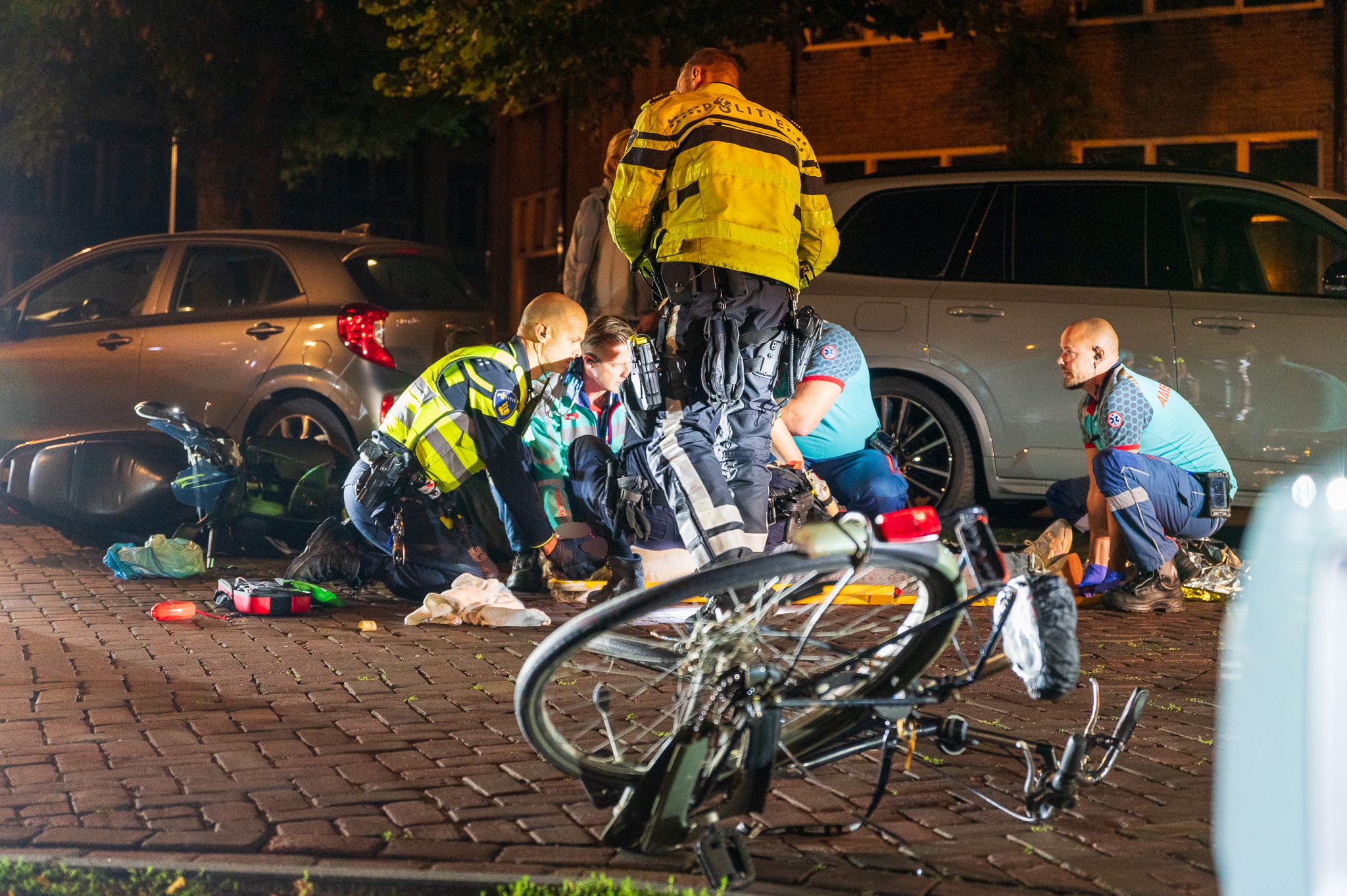 Fietsster (25) ernstig gewond bij botsing met motorscooter op Brink