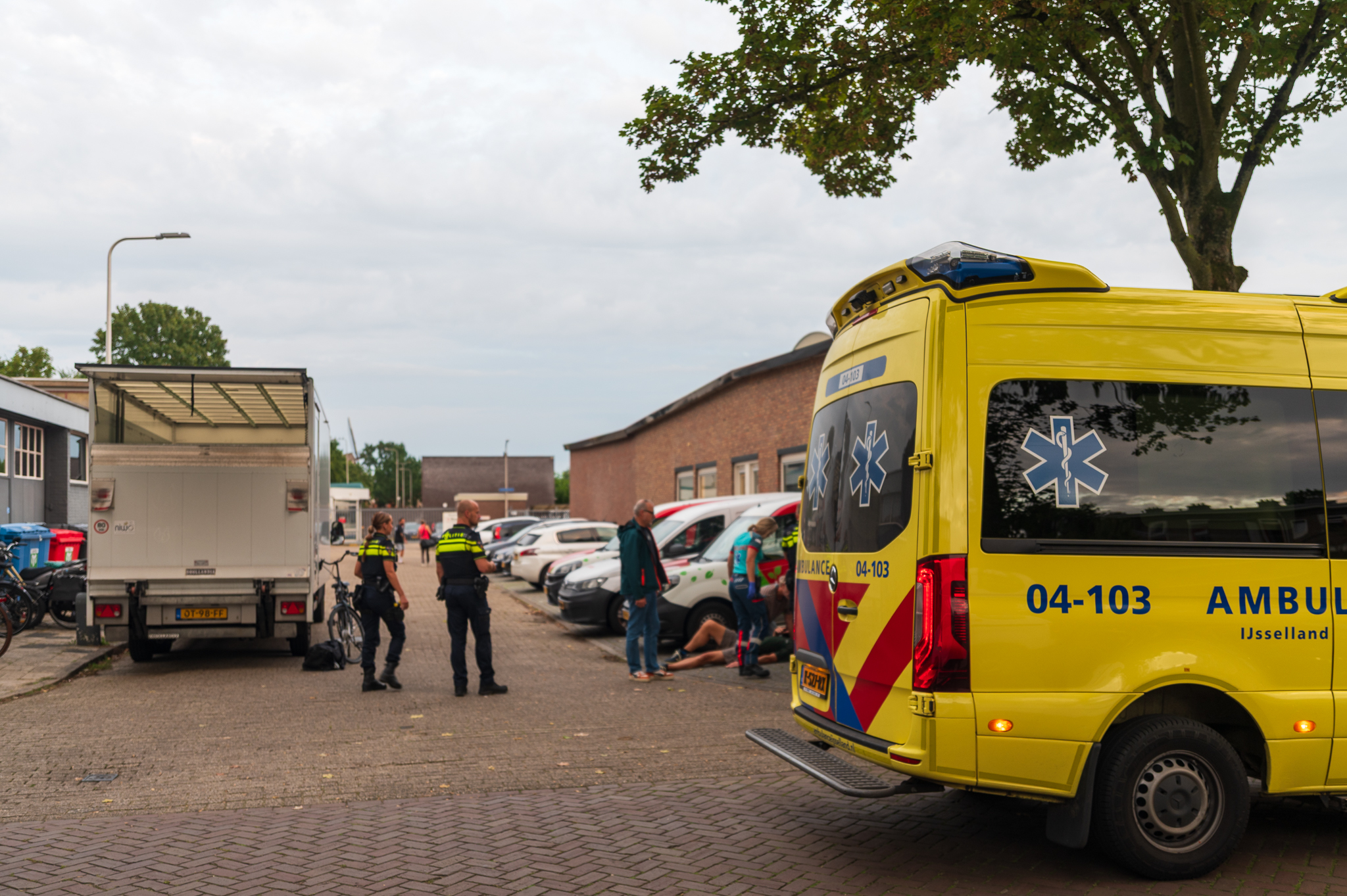 Fietsers botsen met hoofden tegen elkaar op Floresstraat