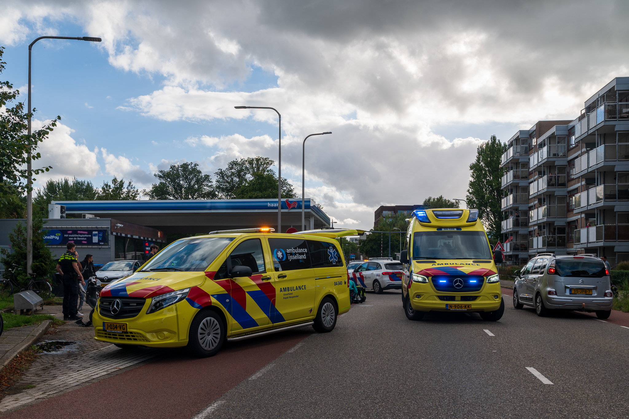 Twee gewonden bij harde botsing met scooter op Hanekamp