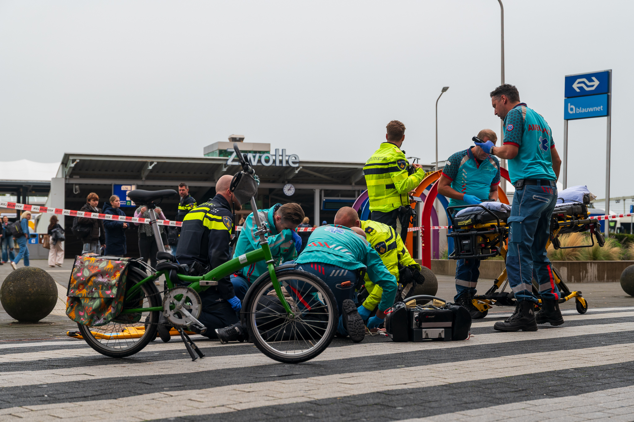 Fietsster ernstig gewond bij botsing met motoragent achter station