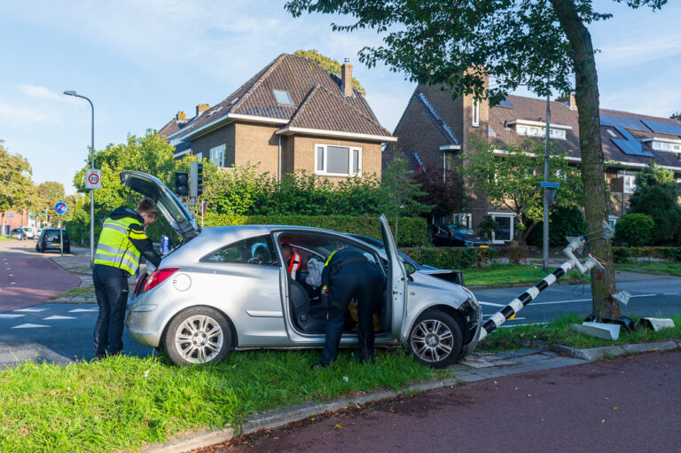 Automobilist ramt verkeerslicht in Assendorp en slaat op de vlucht