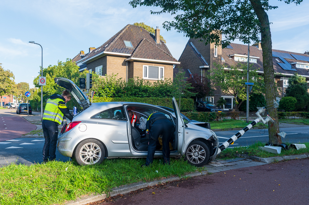 Automobilist ramt verkeerslicht in Assendorp en slaat op de vlucht