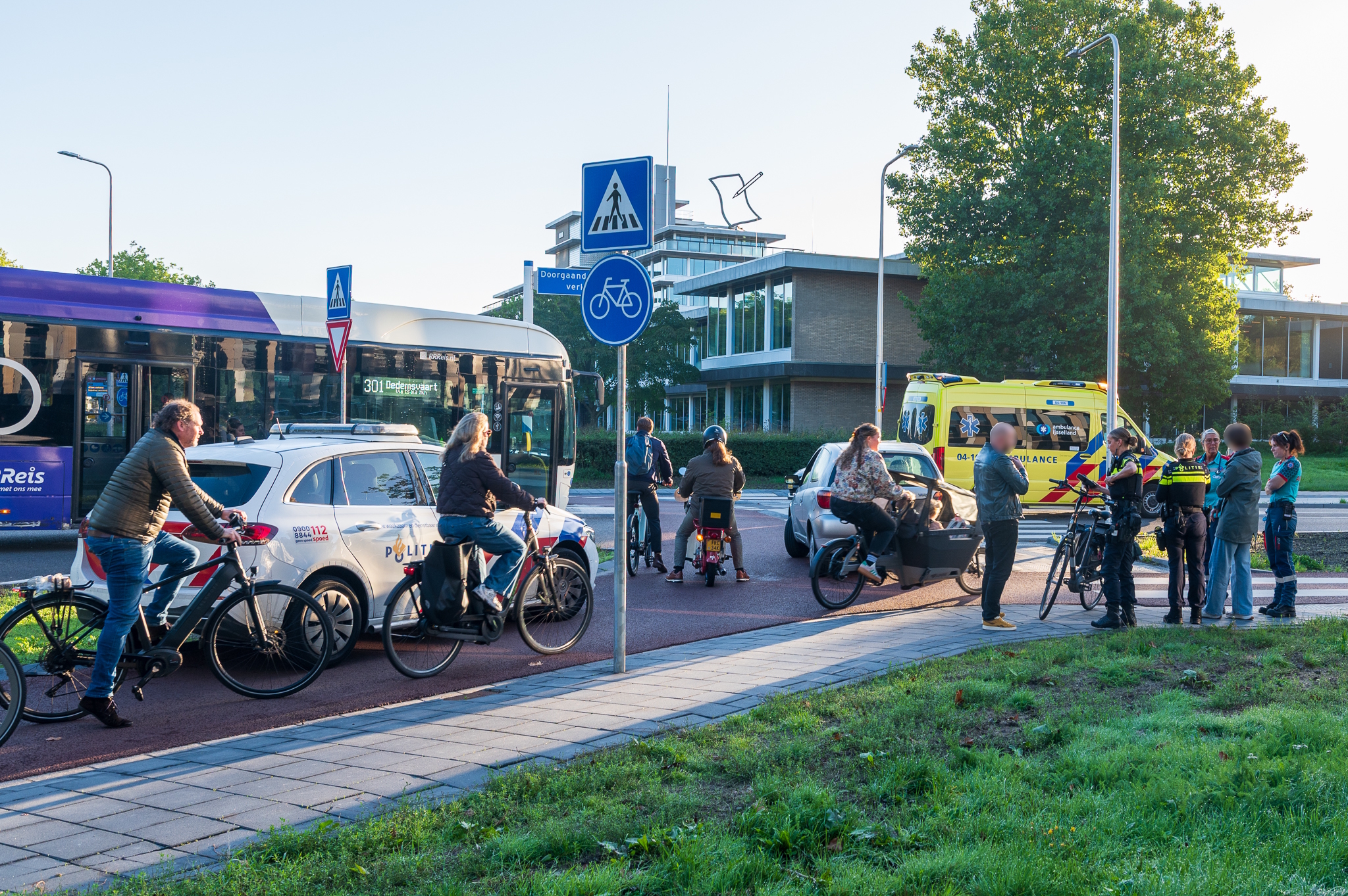 Fietsster lichtgewond bij aanrijding op rotonde Luttenbergstraat