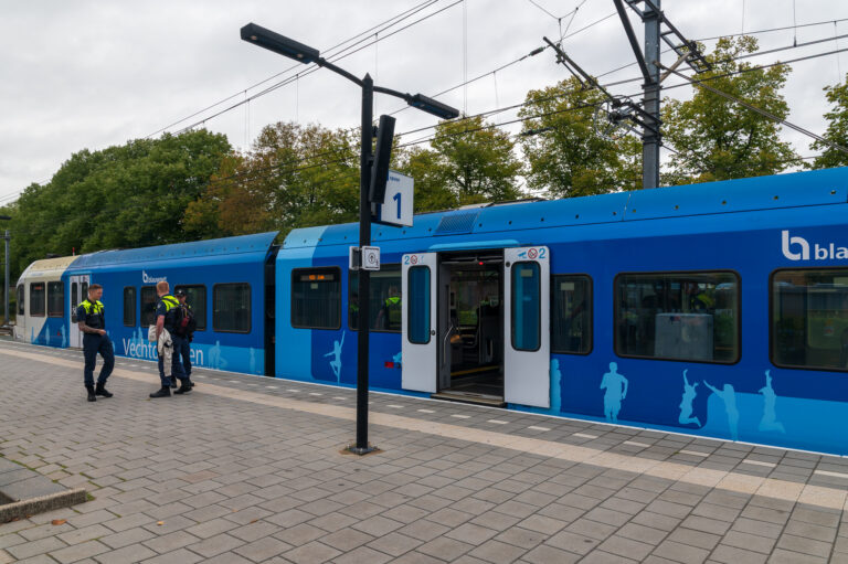 Arriva laat agressieve zwartrijders uit Ter Apel zonder boete gaan: Zwolle Inside reist mee van het azc naar Zwolle