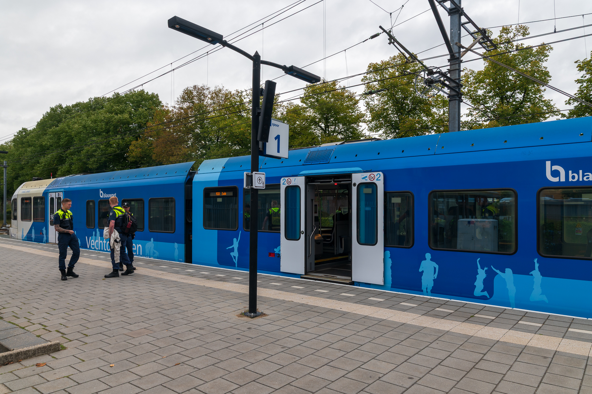 Arriva laat agressieve zwartrijders uit Ter Apel zonder boete gaan: Zwolle Inside reist mee van het azc naar Zwolle
