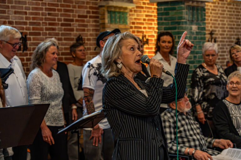 Hazeskoor H6 zingt in volle Theodorakapel bij Podium Eekhout