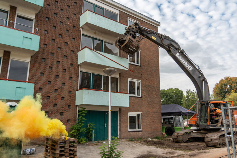 Sloop laatste flat Weezenlanden-Noord begint met weerbarstig balkon
