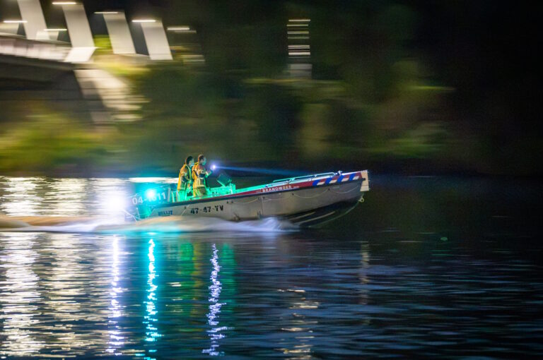 Brandweer sleept afgedreven bootje op Zwarte Water naar de wal