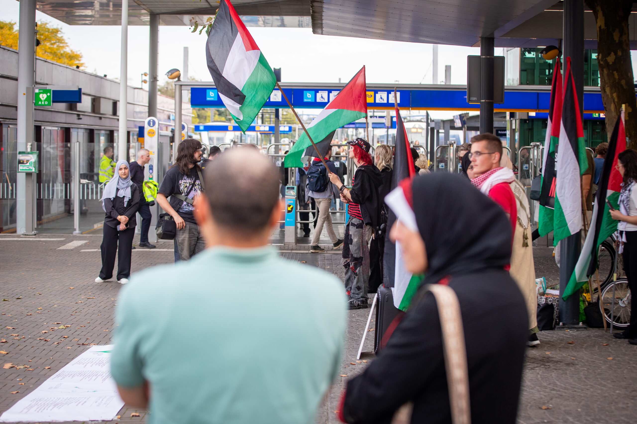 Kleine groep demonstreert op 7 oktober bij station Zwolle ondanks oproepen andere dag te kiezen