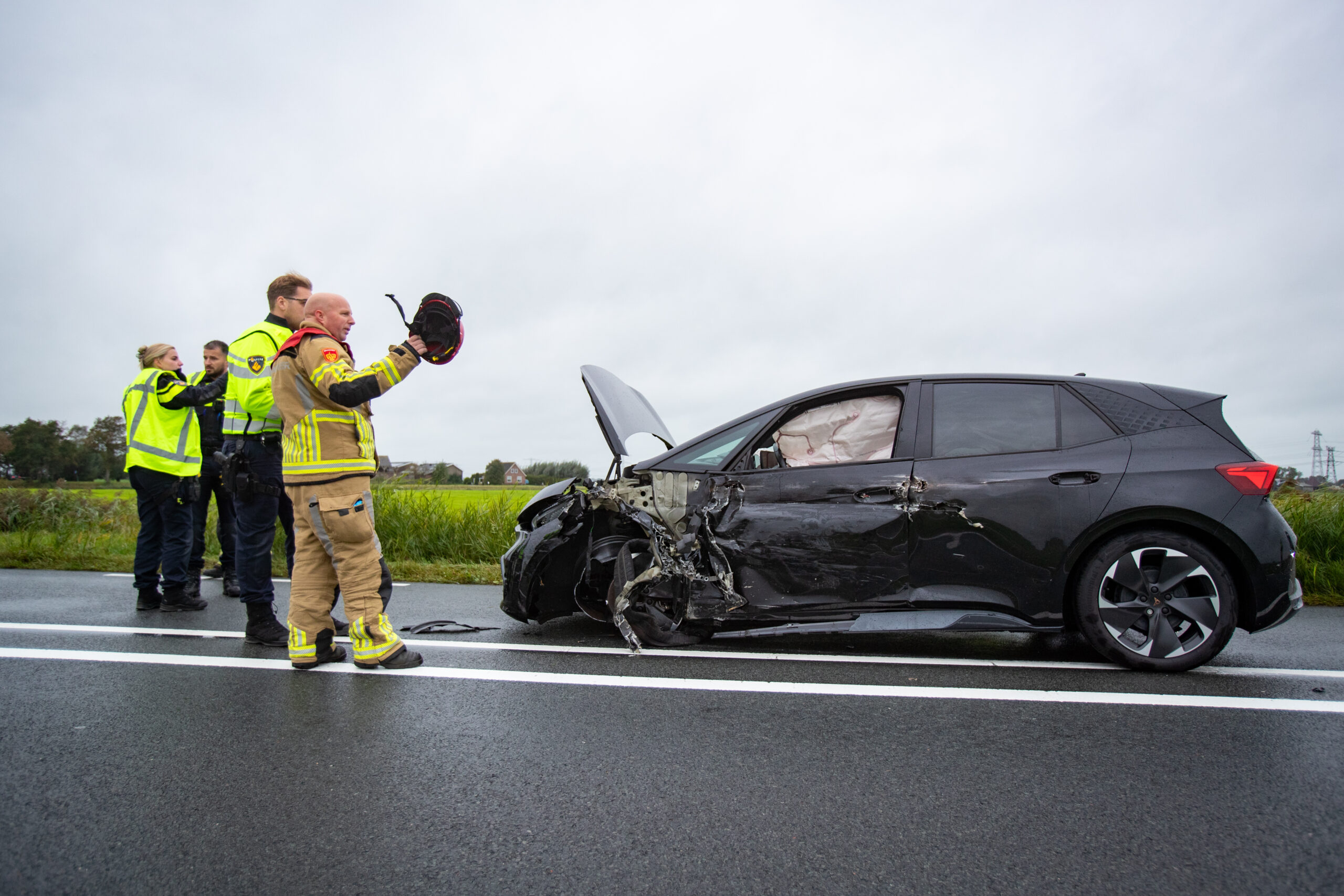 Auto zwaar beschadigd na botsing met vrachtwagen tussen Zwolle en Hasselt