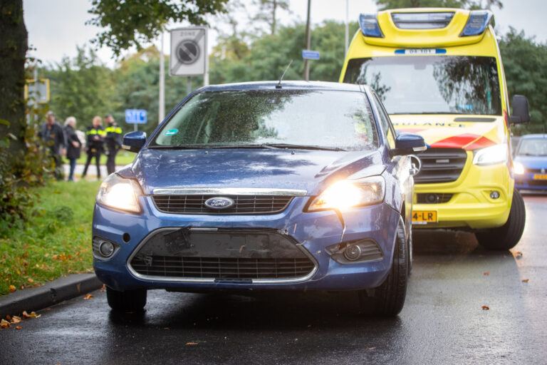 Scooterrijder na botsing per ambulance naar school