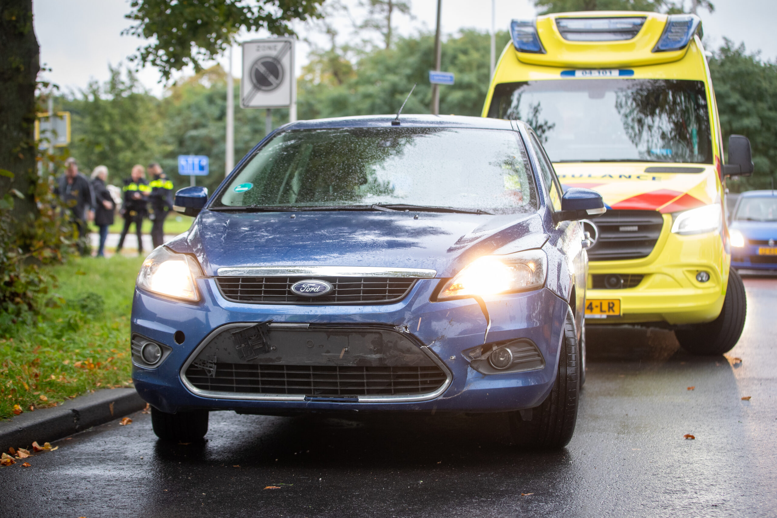 Scooterrijder na botsing per ambulance naar school