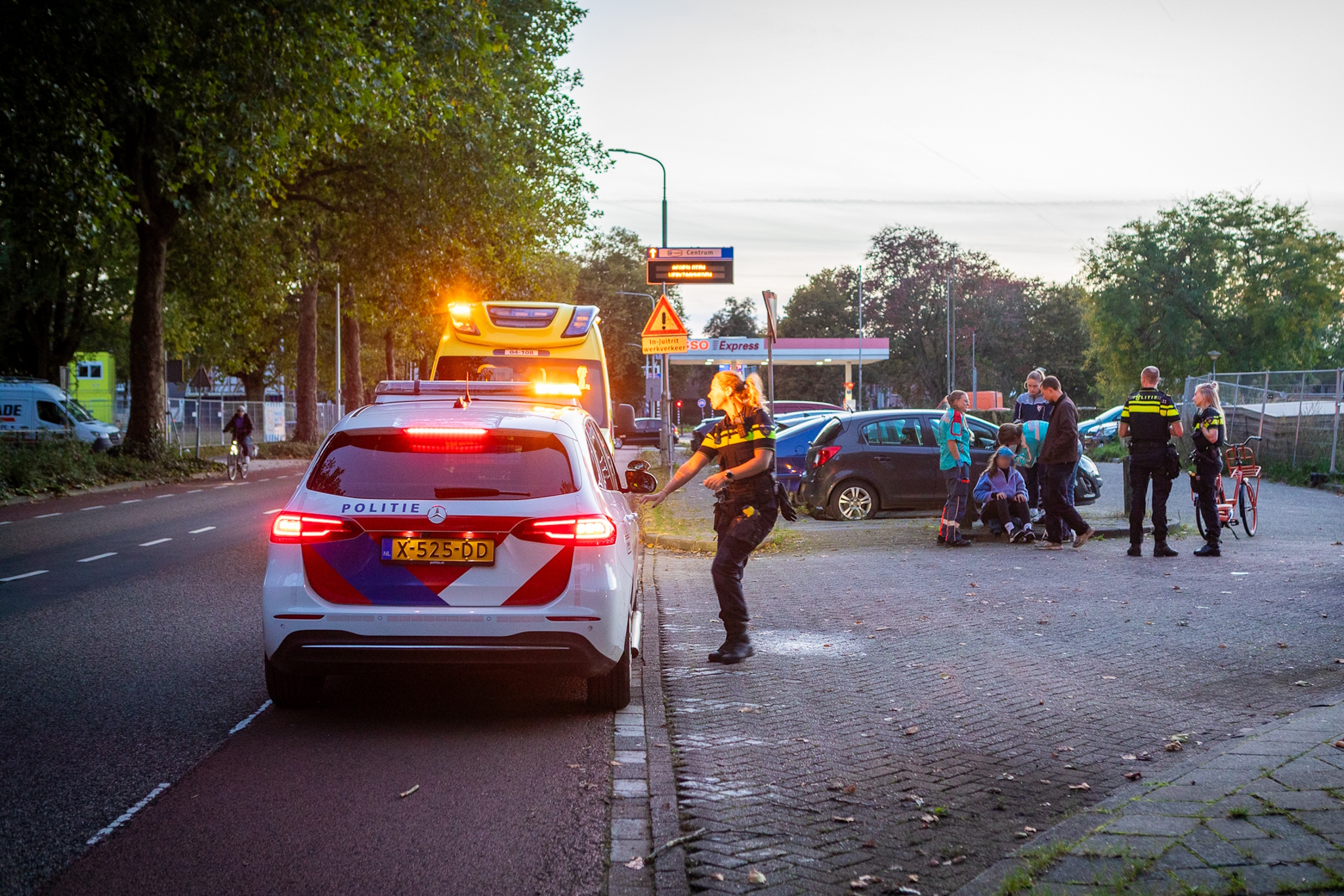 Fietsster naar ziekenhuis na aanrijding op rotonde Hogekampsweg
