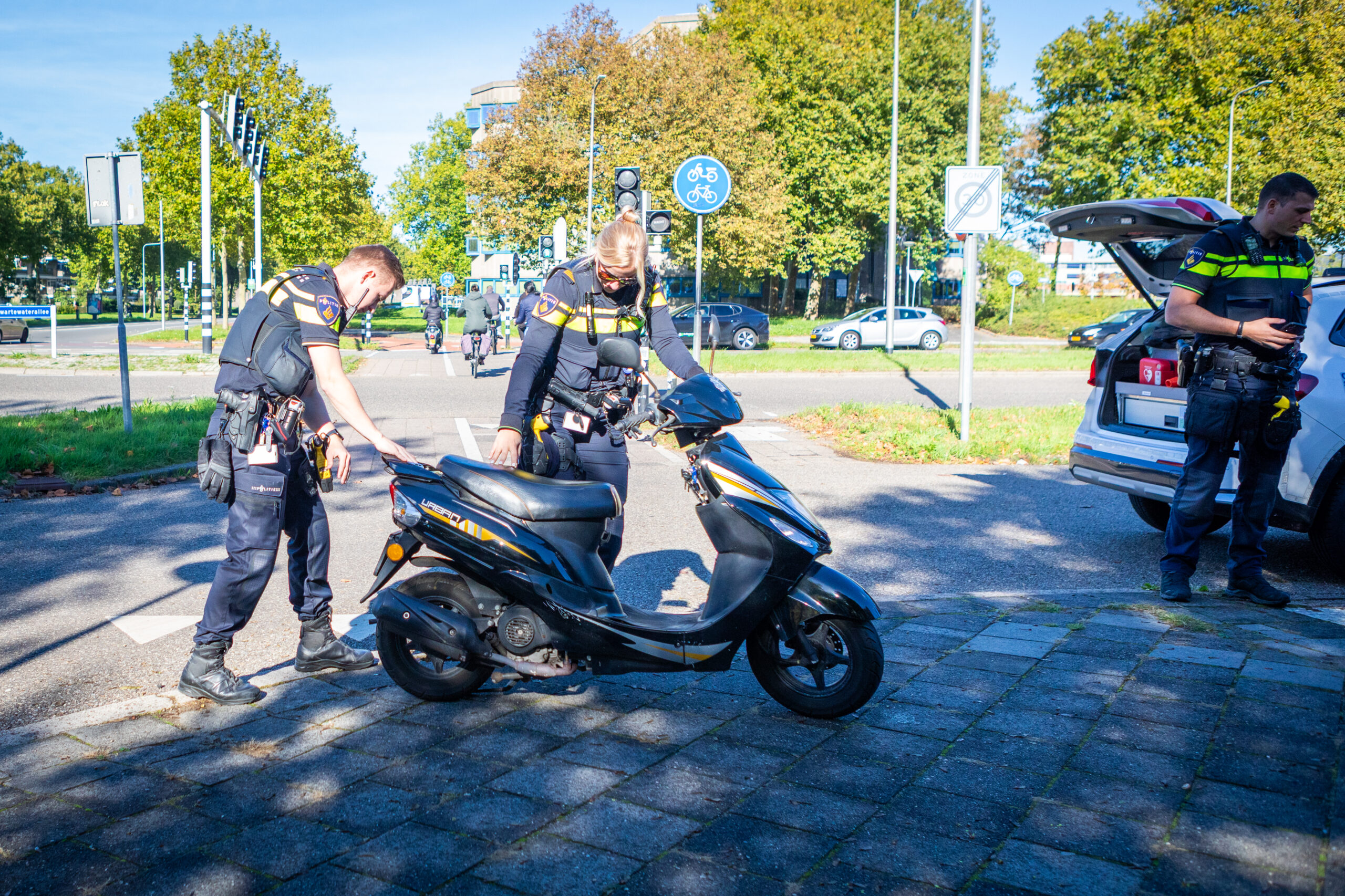 Scooterrijdster lichtgewond bij aanrijding met bezorgbusje