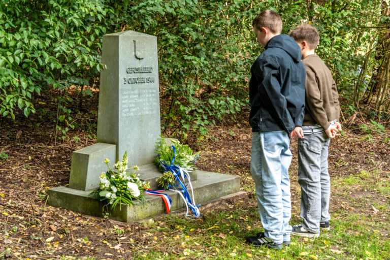 Leerlingen De Brug herdenken slachtoffers bij monument in Engelse Werk
