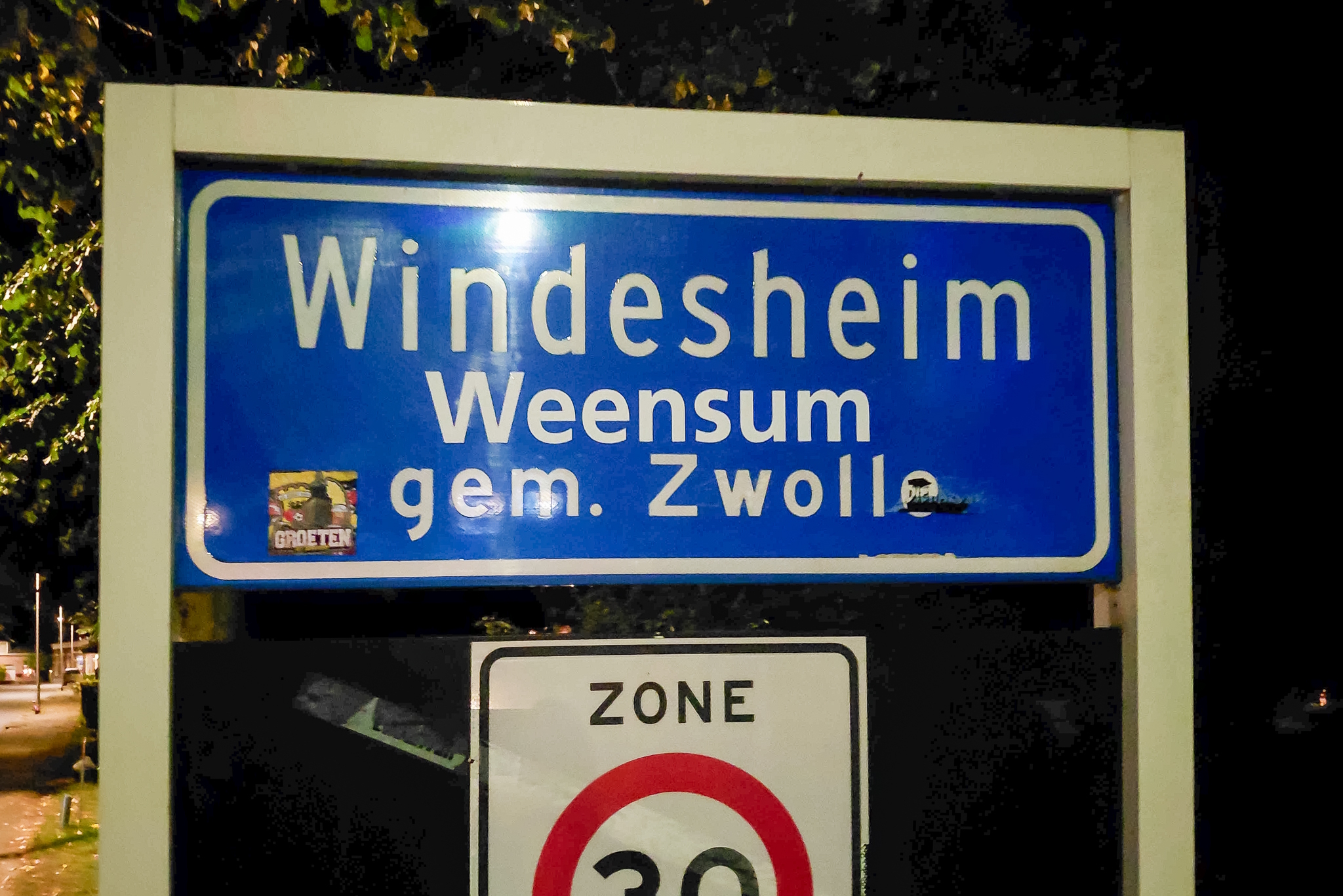 Actiegroep plakt streektaalnamen op plaatsnaamborden Windesheim en Wijthmen