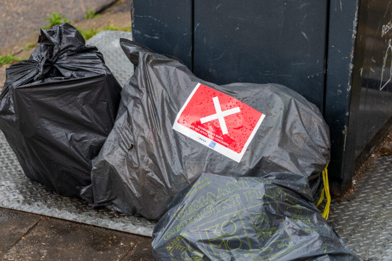 Afval naast containers kost Zwolle tonnen extra, hoeveelheid blijft onbekend