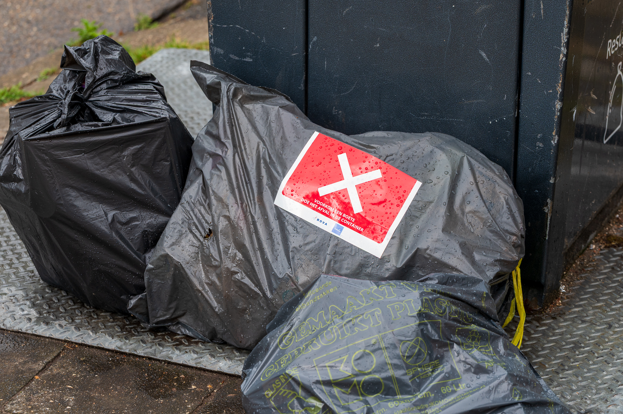 Afval naast containers kost Zwolle tonnen extra, hoeveelheid blijft onbekend