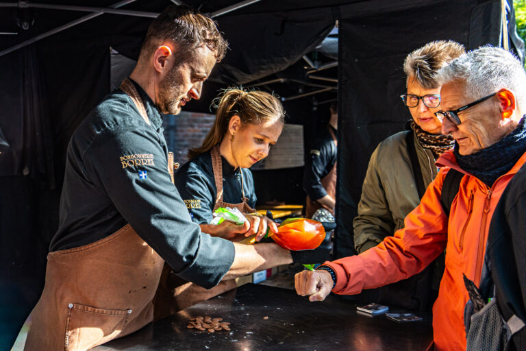 Chocoladefestival Hattem trekt veel bezoekers, drukte tot in Zwolle