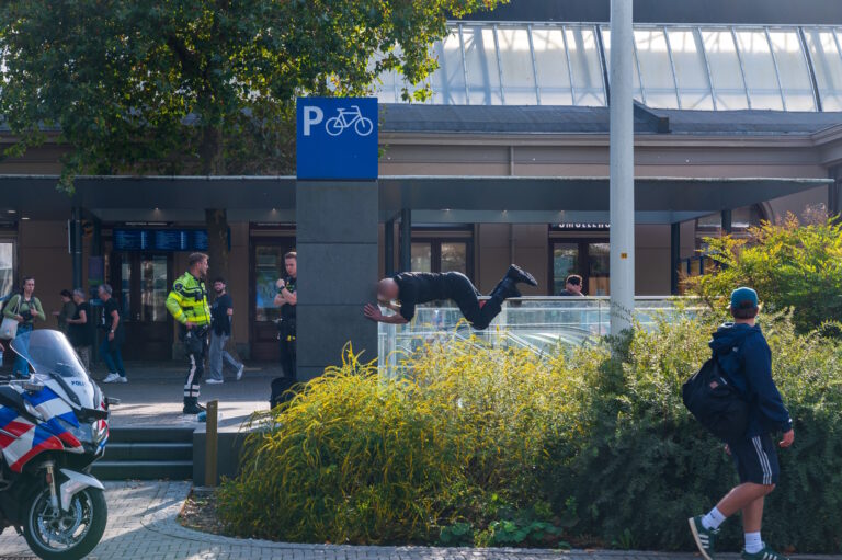 Politie urenlang bezig met man die mensen lastigvalt bij station Zwolle