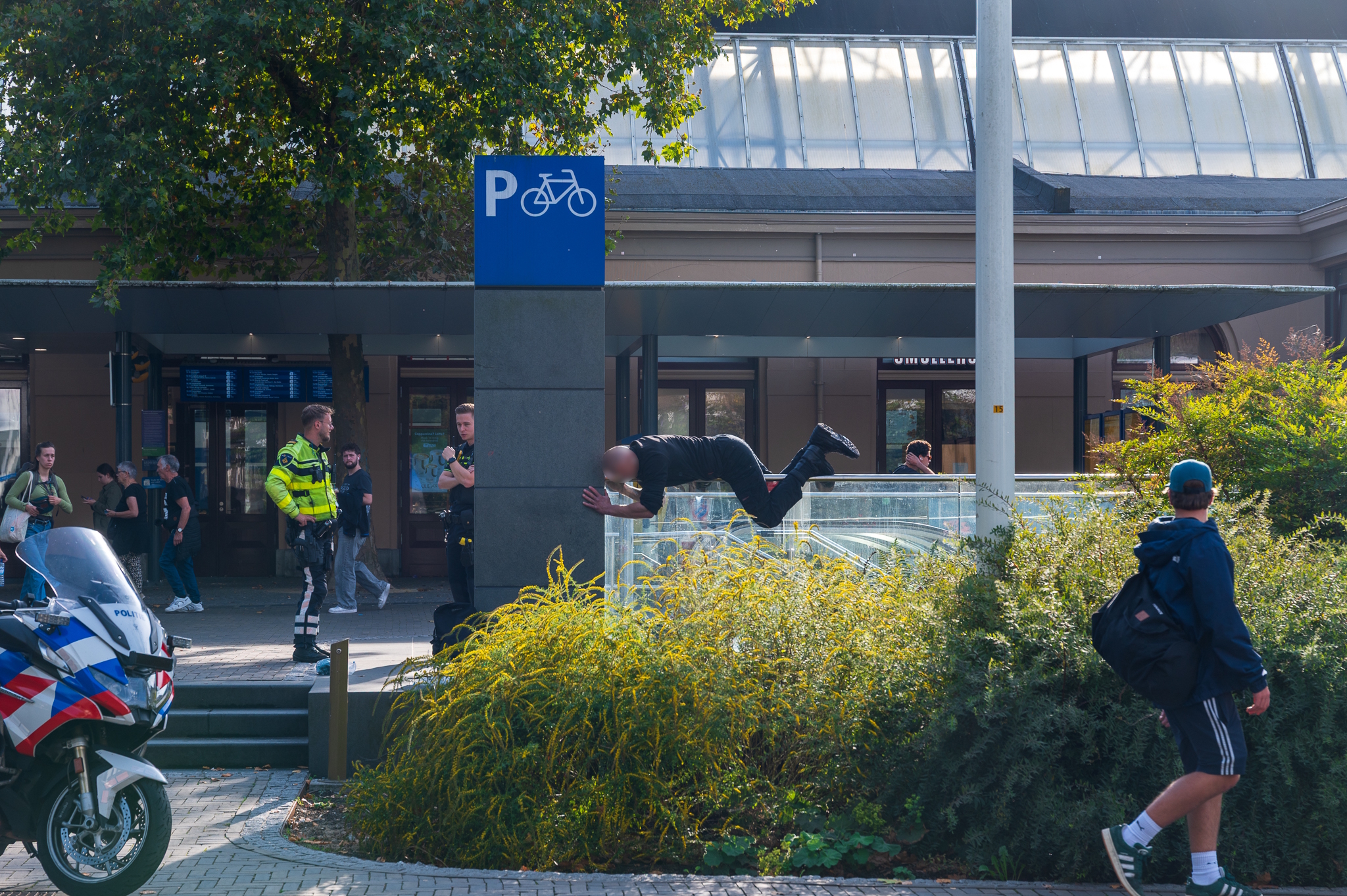 Politie urenlang bezig met man die mensen lastigvalt bij station Zwolle