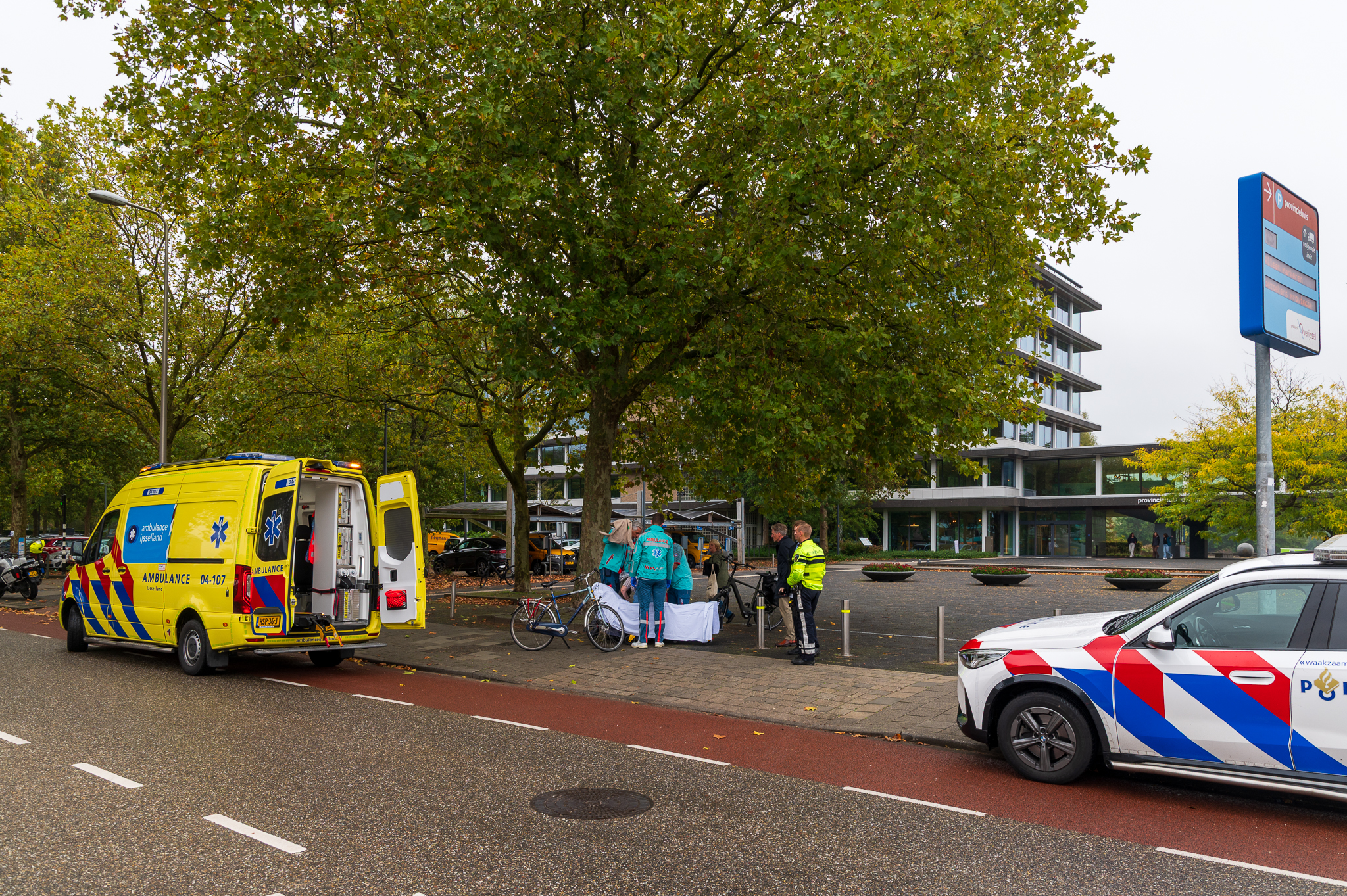 Fietsster gewond bij botsing met vrachtwagen op Luttenbergstraat