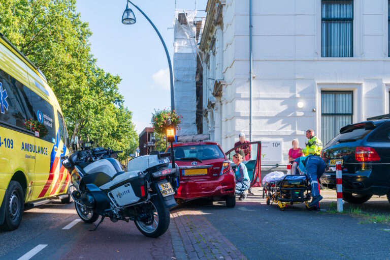 Rijschoolinstructrice gewond bij botsing op Burgemeester van Roijensingel