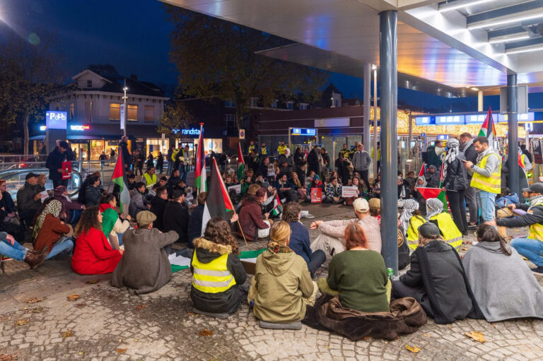 Zwolle4Palestine blaast omstreden demonstratie op Grote Markt af en houdt sit-in bij station Zwolle